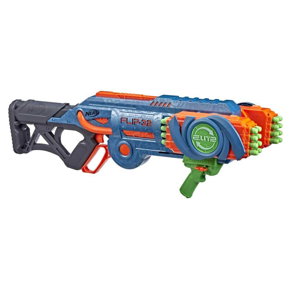 Niños de distintas edades jugando en un parque con blasters NERF