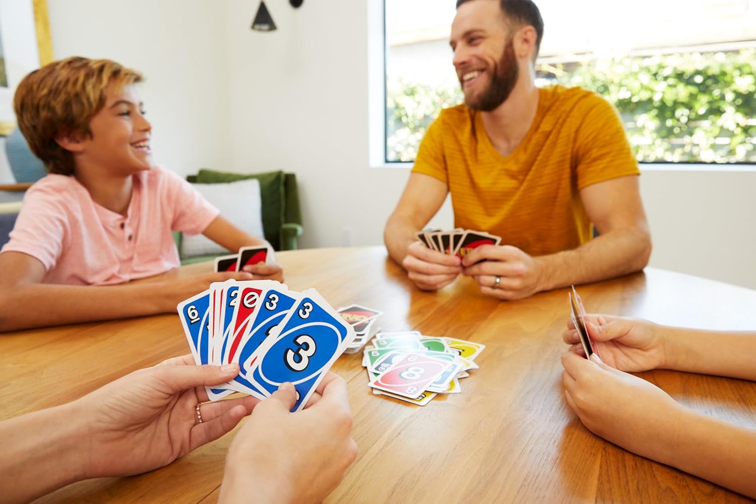 Detalle de las cartas de UNO mostrando las reglas de colores
