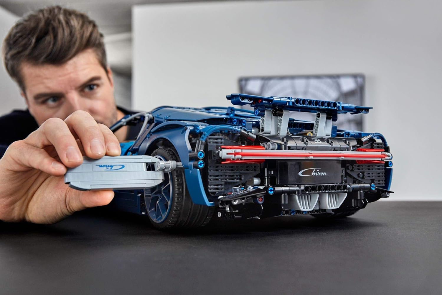 Vista en detalle de la increíble maquinaria y diseño del LEGO Technic Bugatti Chiron (42083)