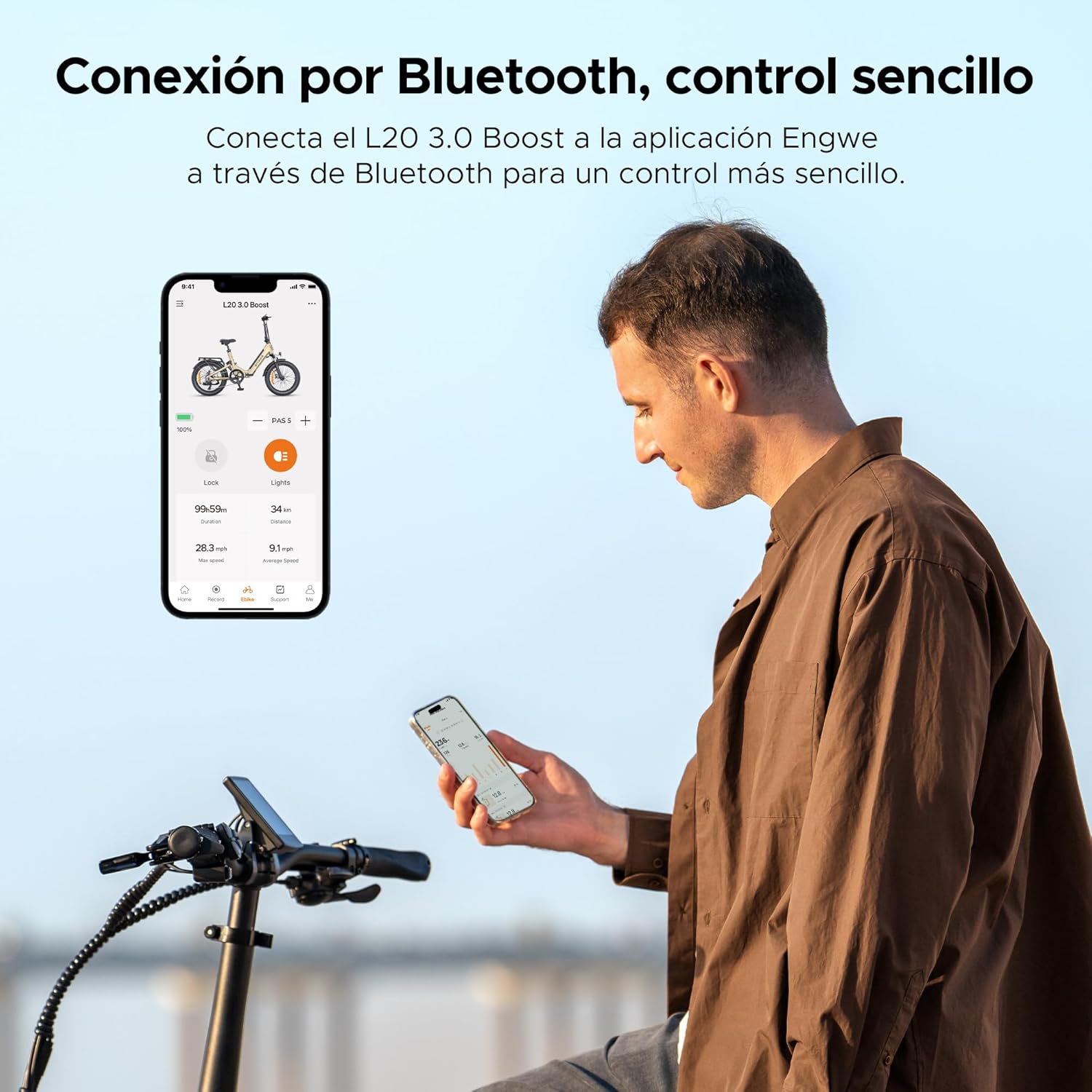 Persona de negocios con traje subiendo al tren con su bicicleta eléctrica plegada en la mano
