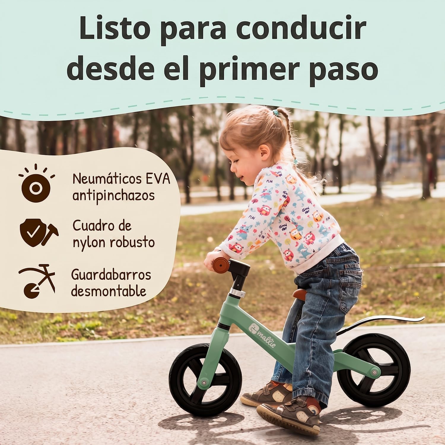 Niño feliz usando su bicicleta infantil de 12 pulgadas con ruedines